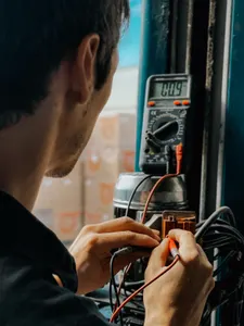 Max Peters misst mit dem Multimeter an einer Anlage