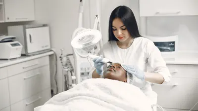 Kosmetikerin behandelt eine Kundin in einem hellen, aufgeräumten Studio