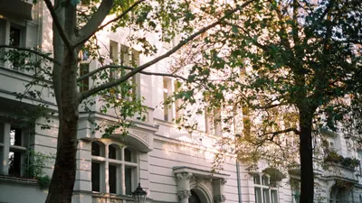 Berliner Altbaufassade am Abend, warm beleuchtet