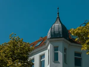 Verkauftes Objekt: Altbau-Ecke mit ausgebautem Dachgeschoss, Turmhaube und Dachflächenfenstern