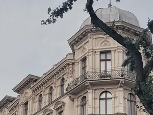 Berliner Gründerzeit-Altbau mit Eckerker, Stuckfassade und schmiedeeisernen Balkonen bei bedecktem Himmel