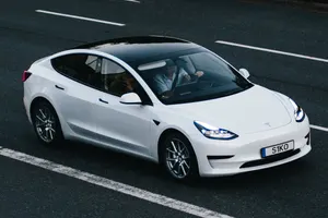 Tesla Model 3 Standard Range Plus, Perlweiß