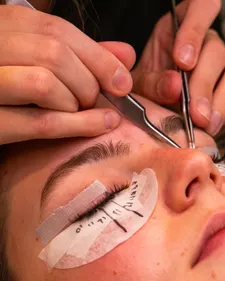 Detailaufnahme von Auge und Braue nach der Behandlung