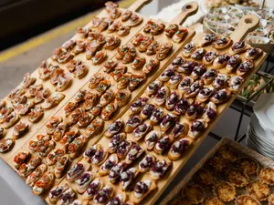 Flying-Buffet von oben: lange Holzbretter mit Reihen belegter Crostini